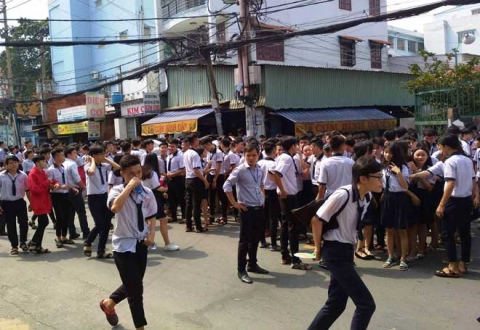 Khói lửa ngùn ngụt trong trường học, hàng trăm học sinh ở SG tháo chạy - 1