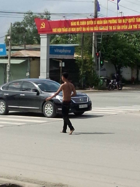 Bình Dương: Thanh niên nghi ngáo đá cầm dao tự rạch bụng giữa đường phố - Ảnh 1.