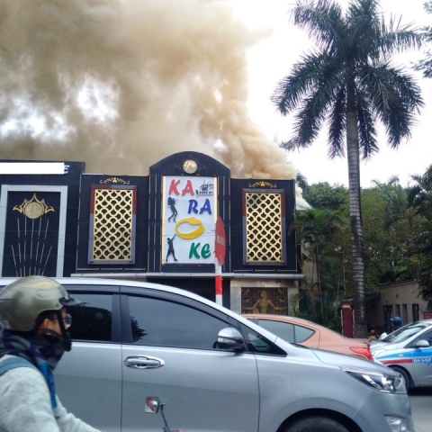 Hà Nội: Cháy lớn tại quán karaoke ở Linh Đàm, cột khói bốc cao hàng chục mét - Ảnh 2.