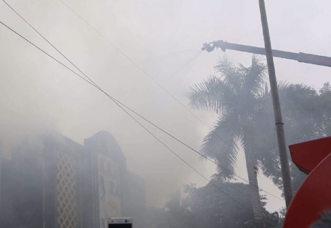 Hà Nội: Cháy lớn tại quán karaoke ở Linh Đàm, cột khói bốc cao hàng chục mét - Ảnh 4.