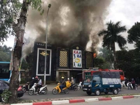 Hà Nội: Cháy lớn tại quán karaoke ở Linh Đàm, cột khói bốc cao hàng chục mét - Ảnh 1.