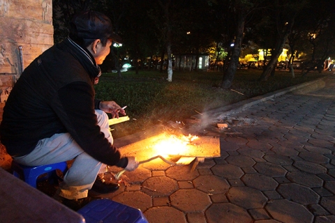 Người Hà Nội đốt lửa sưởi ấm trong đêm rét nhất từ đầu mùa đông - 6