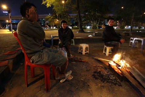 Người Hà Nội đốt lửa sưởi ấm trong đêm rét nhất từ đầu mùa đông - 5