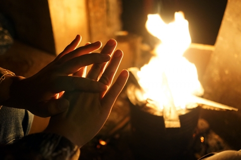 Người Hà Nội đốt lửa sưởi ấm trong đêm rét nhất từ đầu mùa đông - 7