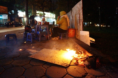 Người Hà Nội đốt lửa sưởi ấm trong đêm rét nhất từ đầu mùa đông - 9