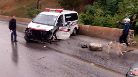 Xe cuu thuong cho benh nhan gap nan, 3 nguoi bi thuong hinh anh 1