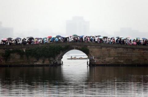 qua-ngheo-kho-cha-me-buoc-phai-bo-roi-con-ngoai-cho-phunutoday.vn-4