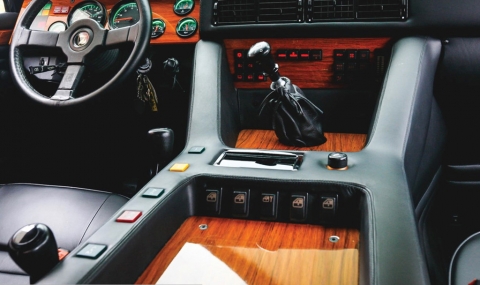 Sieu SUV hiem Lamborghini LM002 duoc ban gia 467.000 USD hinh anh 5