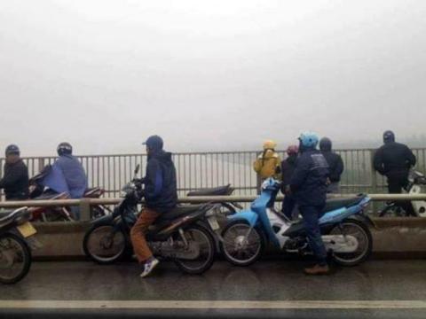 Bỏ lại xe máy, cô gái trẻ lao xuống sông Hồng tự vẫn - 1