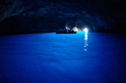 Khám phá hang động xanh huyền ảo ở Italia - 6