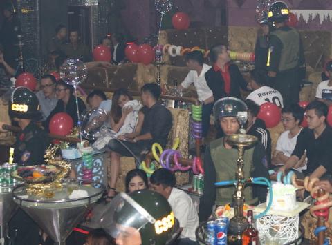 64 'cau am, co chieu' dinh ma tuy trong vu truong o mien Tay hinh anh 2