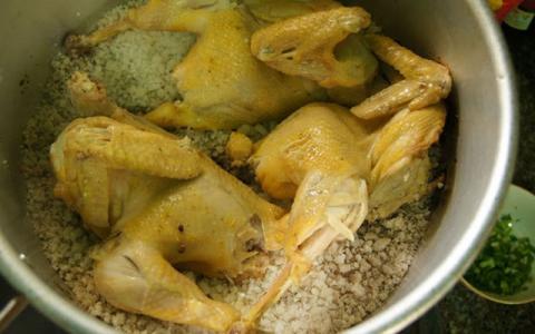 Tuyệt chiêu luộc gà không cần nước vẫn mềm ngon, ngọt thịt - 1