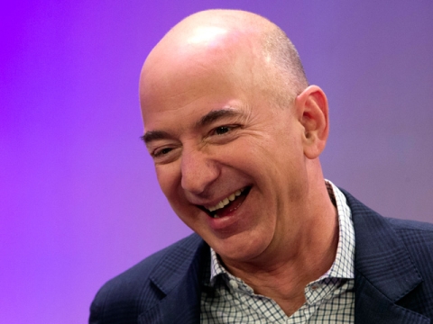 Jeff Bezos tiếp tục bỏ xa Bill Gates trên bảng xếp hạng những người giàu nhất hành tinh - 1