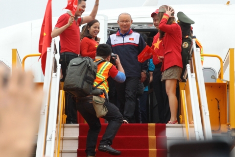 Khoảnh khắc những người hùng U23 Việt Nam xuất hiện tại Nội Bài - 3