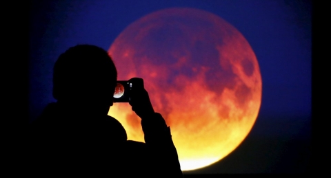 150 năm có 1 lần: Siêu trăng, trăng xanh, trăng máu dồn vào một ngày - 1