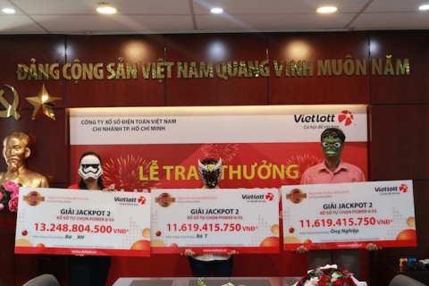 3 người cùng đeo mặt nạ đi nhận hơn chục tỉ của Vietlott về ăn Tết - 1