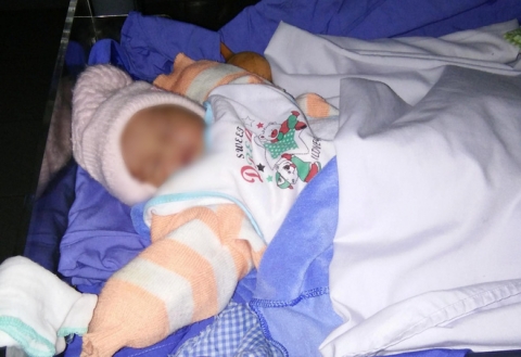 Bé gái sơ sinh bị người mẹ 23 tuổi bỏ rơi tại bệnh viện ngày Tết - Ảnh 1.