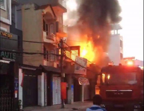 Đi chơi bất cẩn, 14 căn nhà ở TP HCM bốc cháy trong dịp Tết - 1