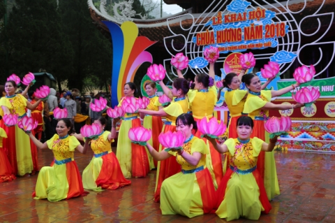 Ngày đầu khai hội Chùa Hương: Hàng vạn người nhích từng bước trong mưa xuân