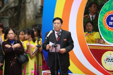 Ông Nguyễn Văn Hậu ủy viên thường vụ huyện ủy, phó chủ tịch ủy ban nhân dân huyện Mỹ Đức đọc diễn văn khai mạc lễ hội