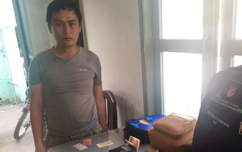 An ninh - Hình sự - Bắt quả tang 'siêu trộm' đang lấy đồ của 14 người ở Đầm Sen