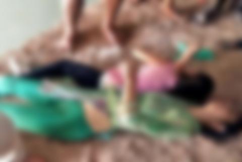 Xót xa cảnh tượng thi thể hai mẹ con ôm chặt nhau nổi lềnh bềnh trên sông - 1