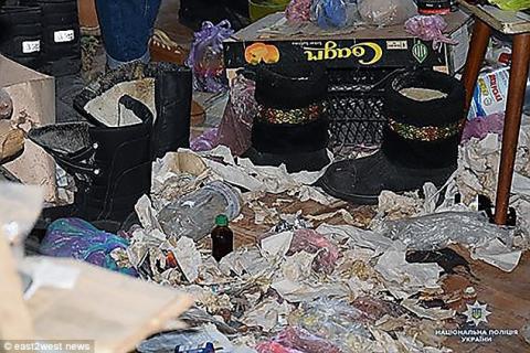 Phát hiện bà lão sống cùng xác khô của mẹ suốt 30 năm trong căn hộ cũ nát tại Ukraina - Ảnh 2.