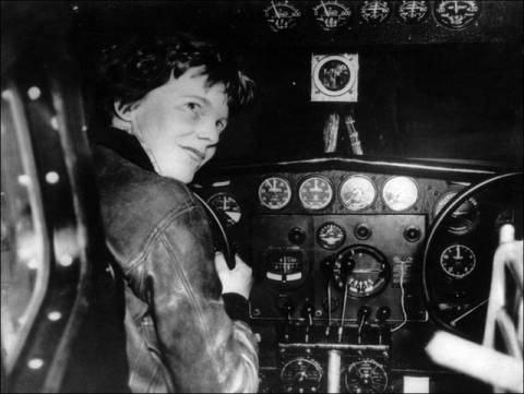 Amelia Earhart bên trong chiếc Electra 10E.