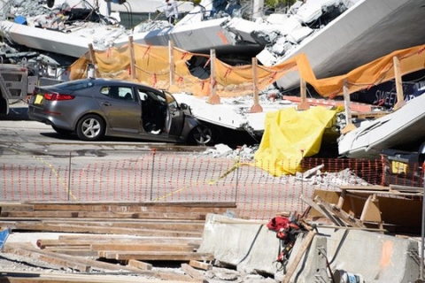 Đống đổ nát kinh hoàng sau vụ sập cầu (ảnh: Miami New Times)