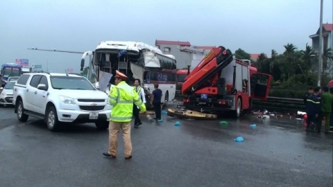 Hiện trường vụ xe cứu hỏa đấu đầu xe khách trên cao tốc Pháp Vân - Cầu Giẽ khiến 1 Cảnh sát PCCC tử vong. Ảnh: PV
