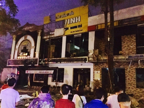 Tiếng nổ rầm trời phát ra từ nhà hàng 2 tầng ở Nghệ An, kính vỡ tung toé trong đêm - Ảnh 2.