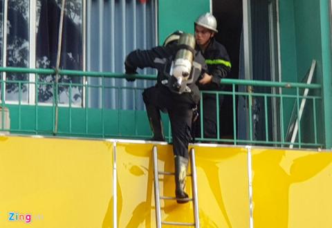 Giai cuu 19 nguoi mac ket trong dam chay khach san o Sai Gon hinh anh 2