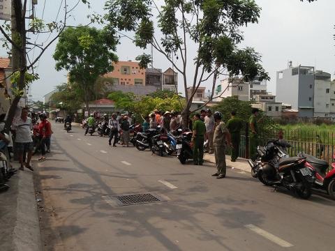 Thi thể bé sơ sinh bị bỏ ven đường ở quận Bình Tân - ảnh 1