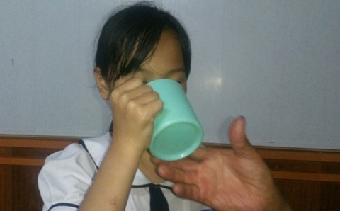 Cô giáo bắt học trò uống nước vắt ra từ giẻ lau bảng có thể bị phạt đến 3 năm tù