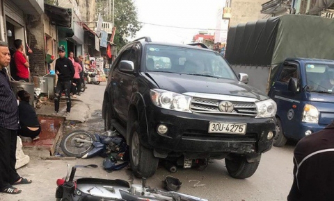 Vụ xe điên gây tai nạn thương tâm ở Hà Nội: Mẹ gãy chân nằm viện không hay biết con gái 7 tuổi đã mất