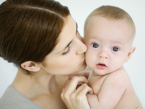 Vì sao nụ hôn của người lớn có thể khiến trẻ sơ sinh viêm màng não? - 1
