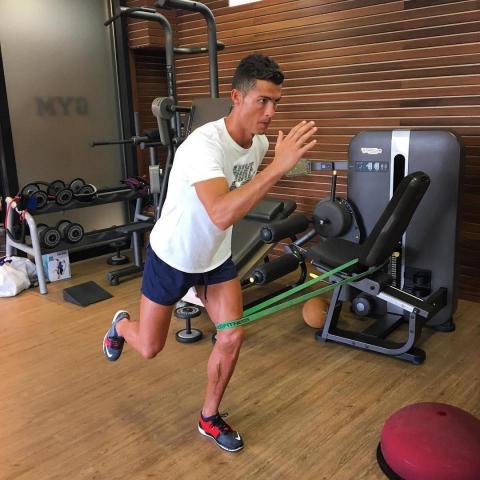 Ronaldo: Hành trình lột xác từ bộ xương di động đến body cực phẩm - Ảnh 6.