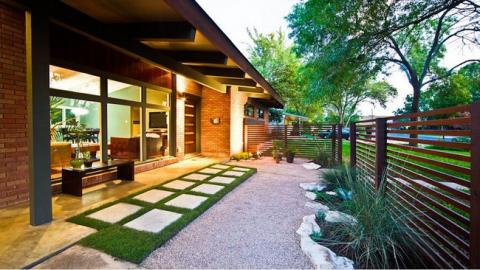 Khu vườn của bạn sẽ thật sự gọn gàng và xinh mắt với lối đi lát bê tông xen kẽ là những mảng cỏ xanh mướt.