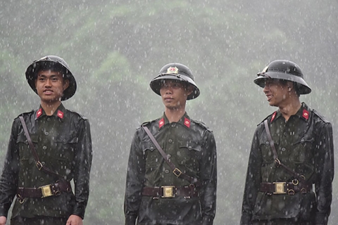 Xúc động hình ảnh sũng nước mưa của lực lượng an ninh ngày Giỗ Tổ - 3