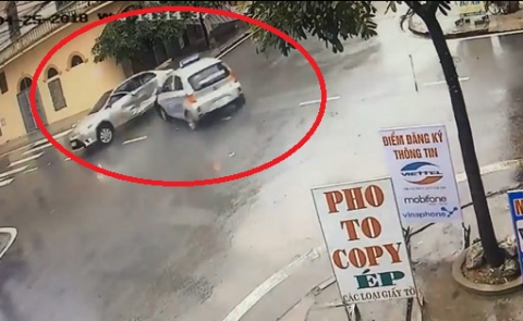 Clip: Hai ô tô đâm nhau như phim tại ngã tư “tử thần” ở Nam Định - 1