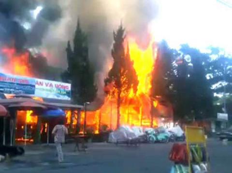 Cháy lớn tại khu du lịch hồ Tuyền Lâm - 1