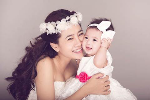 Góc khuất đẫm nước mắt của những bà mẹ đơn thân trong showbiz Việt - Ảnh 1. Góc khuất đẫm nước mắt của những bà mẹ đơn thân trong showbiz Việt - Ảnh 1.