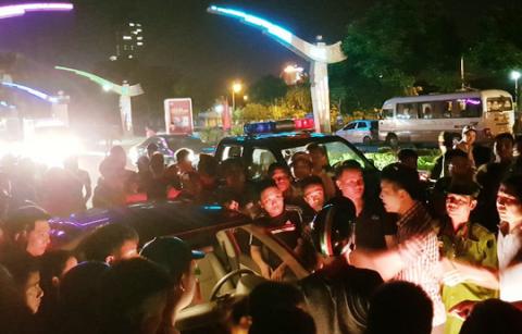 Buông lời thách thức khi gây tai nạn liên hoàn, cán bộ ngân hàng bị vây đánh - 1