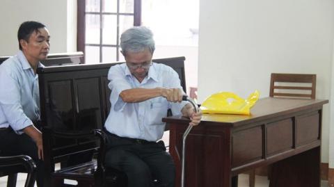 Toa toi cao rut ho so vu ong Nguyen Khac Thuy dam o tre em