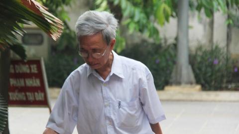 Toa toi cao rut ho so vu ong Nguyen Khac Thuy dam o tre em