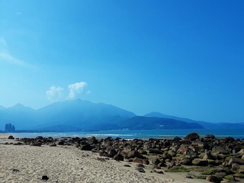 Đến Đà Nẵng chớ bỏ qua bãi biển đẹp nao lòng dưới chân đèo Hải Vân - 2