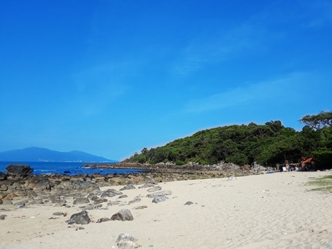 Đến Đà Nẵng chớ bỏ qua bãi biển đẹp nao lòng dưới chân đèo Hải Vân - 1