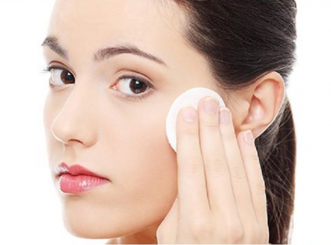 Rửa mặt không sạch là một trong những điều tiềm ẩn nguy cơ gây hại cho da của các nàng. Ảnh: Internet