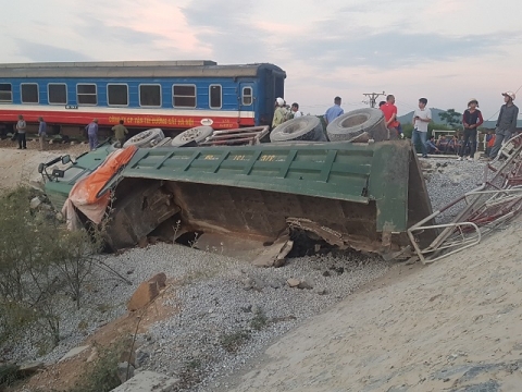 Nóng: Lật tàu hỏa ở Thanh Hóa, ít nhất 10 người thương vong - 1