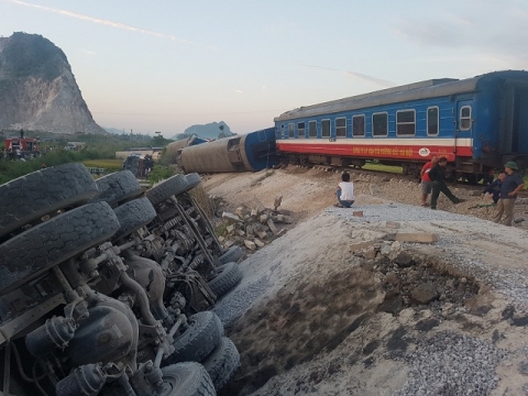 Nóng: Lật tàu hỏa ở Thanh Hóa, ít nhất 10 người thương vong - 2